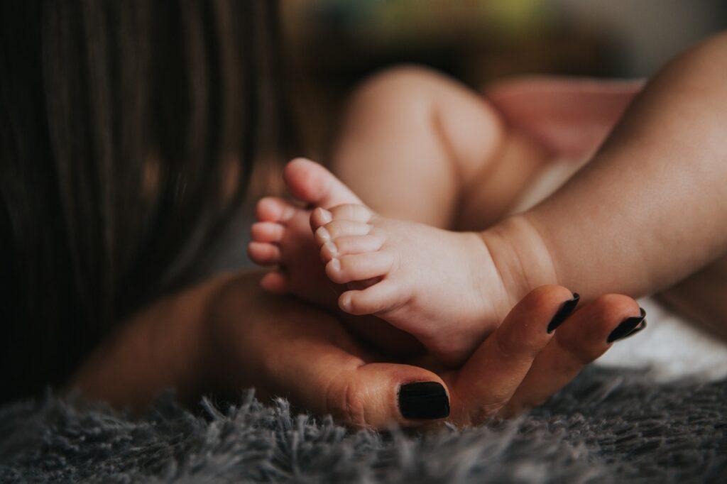 mom, baby, feet-2208928.jpg